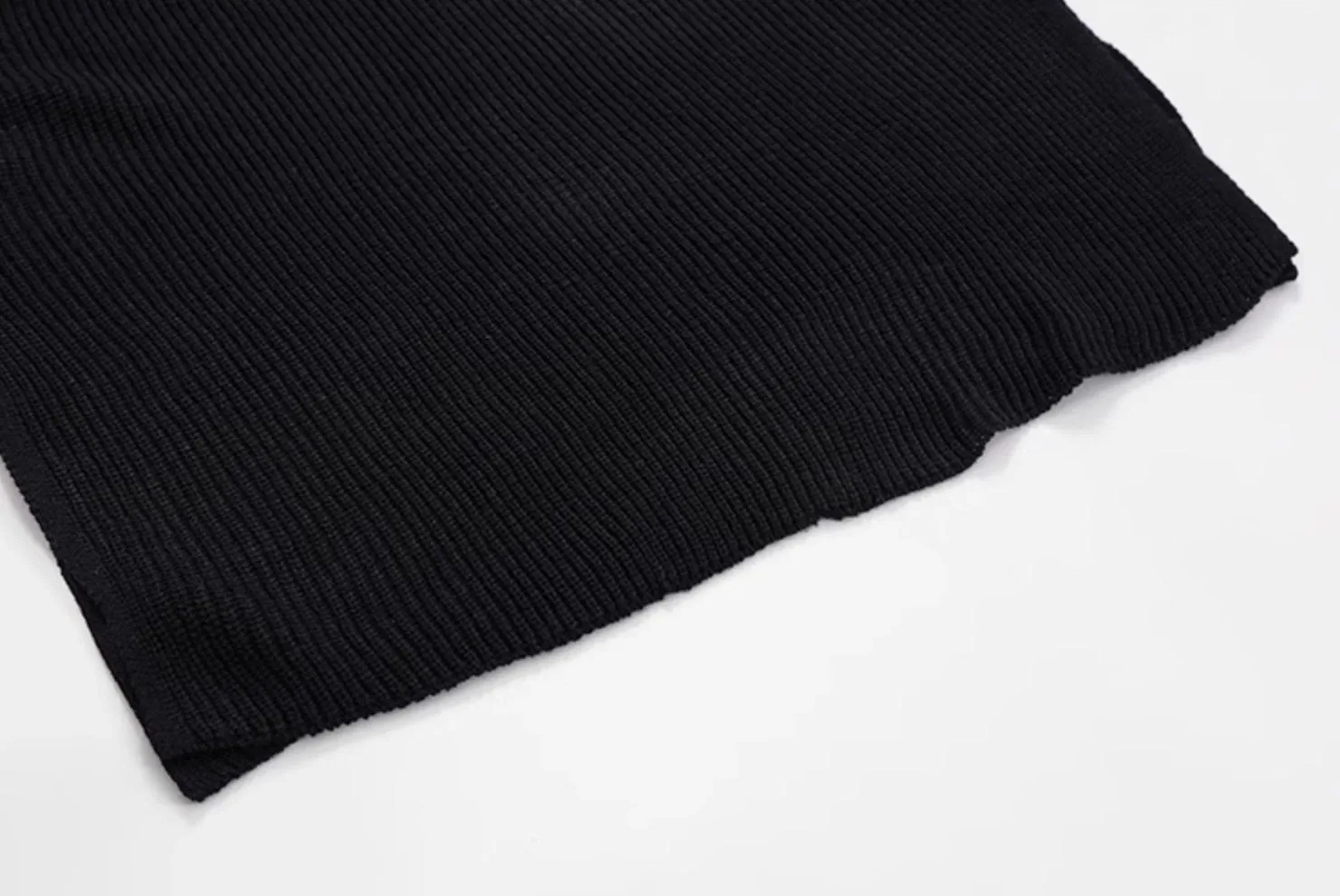 KNITTED V-CUT VEST