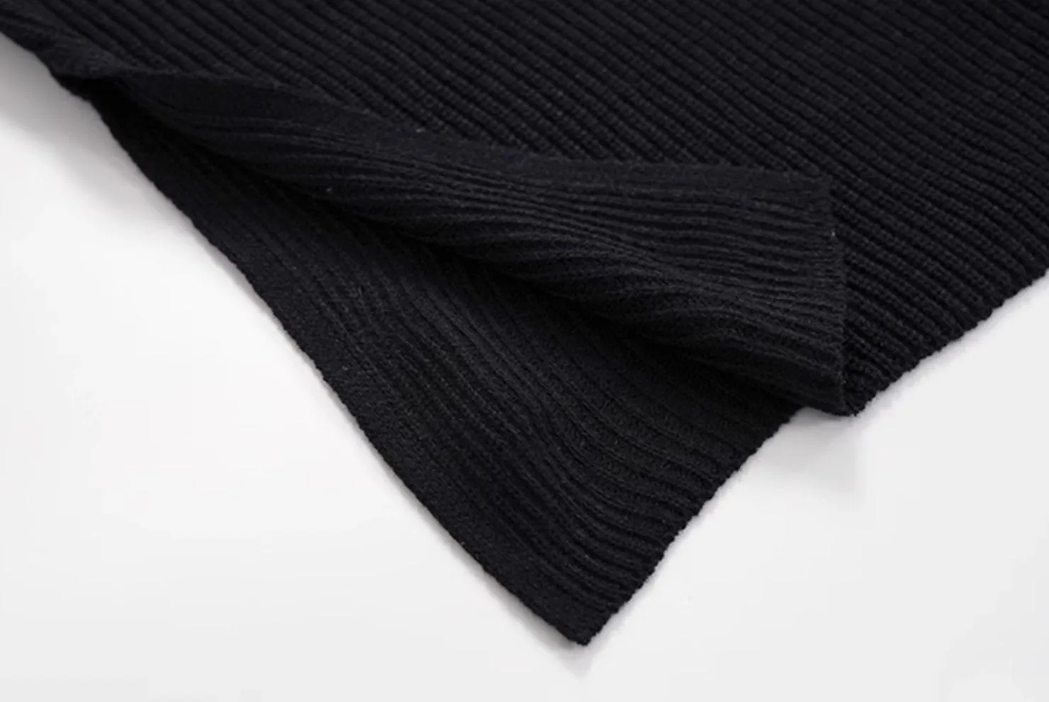 KNITTED V-CUT VEST