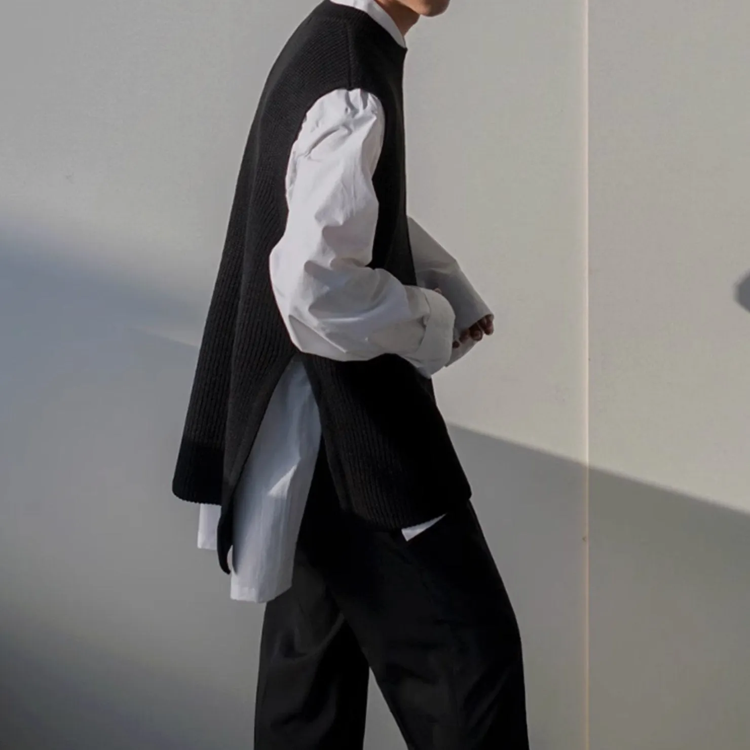KNITTED V-CUT VEST
